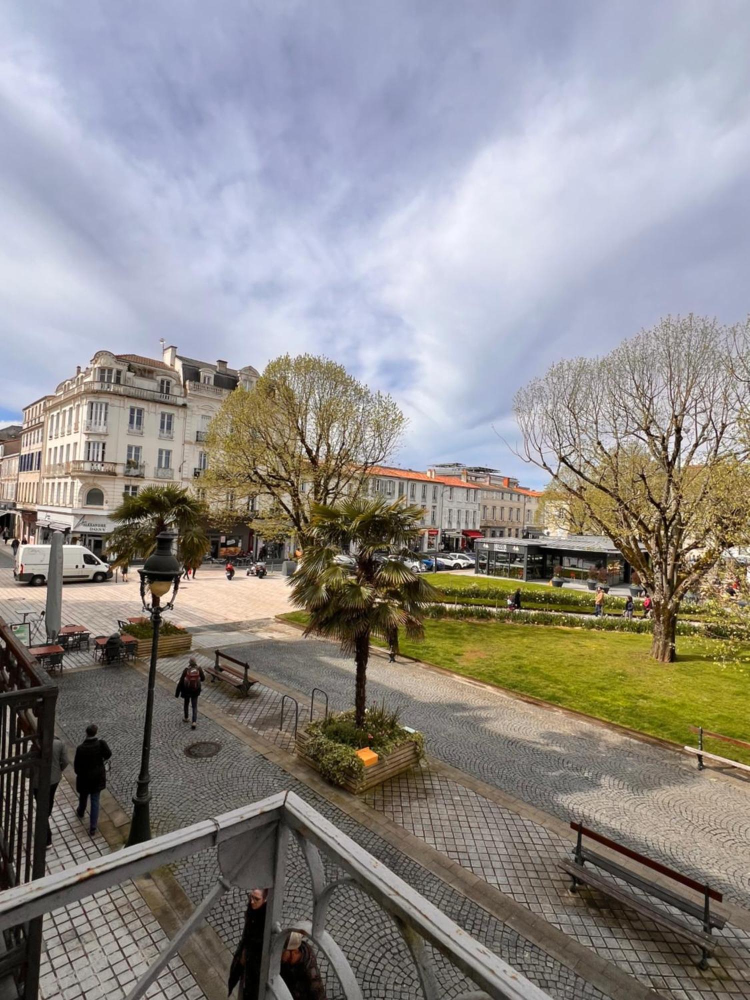 La Colbertine - Charming Apartment In Place Colbert روشفور المظهر الخارجي الصورة